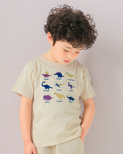 綿100%の恐竜プリントTシャツを着た男の子