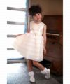 子供服 女の子 オーガンジーフリルリボン付きドレス オフホワイト(11) モデル画像全身