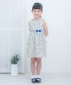 子供服 女の子 日本製 綿100％ 小花柄　ギャザー入り　リボン付き ブルー(61) モデル画像全身
