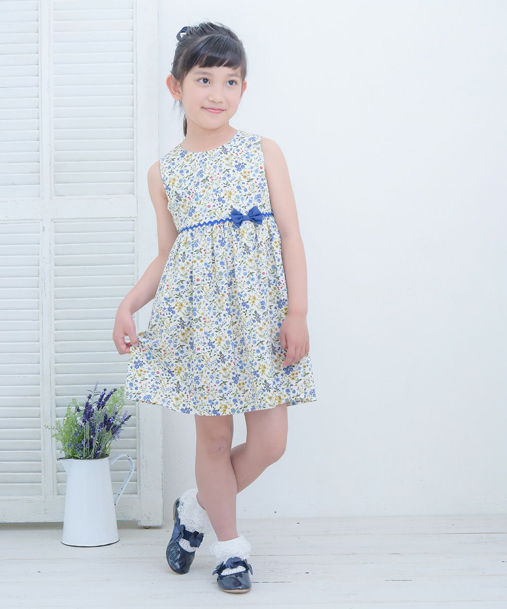 子供服 女の子 日本製 綿100％ 小花柄　ギャザー入り　リボン付き ブルー(61) モデル画像4