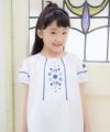 子供服 女の子 お花刺繍ライン入りAラインブラウス オフホワイト(11) モデル画像1