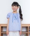 子供服 女の子 お花刺繍ライン入りAラインブラウス ブルー(61) モデル画像アップ