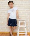 子供服 女の子 綿100％お花モチーフ＆プリントフリル袖Tシャツ オフホワイト(11) モデル画像全身