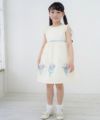 子供服 女の子 綿100％お花モチーフ＆プリントリボン付きワンピース オフホワイト(11) モデル画像全身