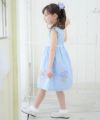 子供服 女の子 綿100％お花モチーフ＆プリントリボン付きワンピース ブルー(61) モデル画像2