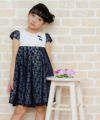 子供服 女の子 日本製花柄レース切り替えリボンつきワンピース ホワイト×ブラック(10) モデル画像3