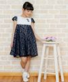 子供服 女の子 日本製花柄レース切り替えリボンつきワンピース ホワイト×ブラック(10) モデル画像4