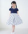 子供服 女の子 日本製綿100％ドット柄リボンつきワンピース ネイビー(06) モデル画像全身