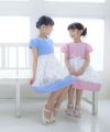 子供服 女の子 綿100％お花＆ピアノ＆ガーデンプリントワンピース ブルー(61) モデル画像1