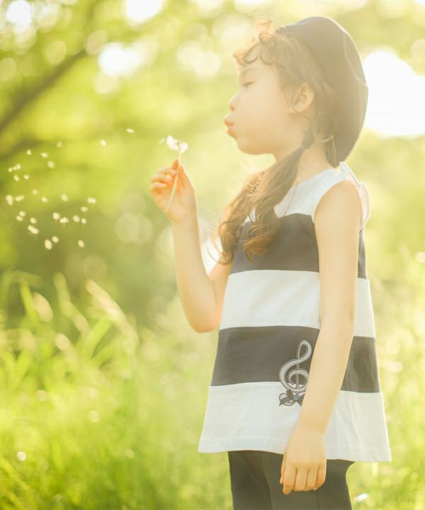 子供服 女の子 綿100％ボーダー切替音符モチーフTシャツ ネイビー(06) モデル画像全身
