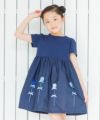 子供服 女の子花モチーフ＆リボンつきワンピース ネイビー(06) モデル画像アップ