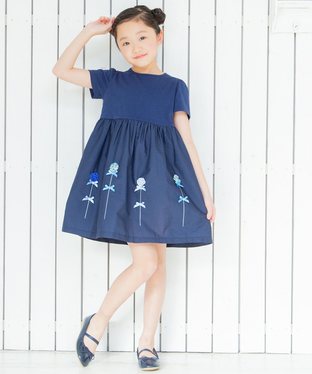 子供服 女の子 花モチーフ＆リボンつきワンピース ネイビー(06) モデル画像全身