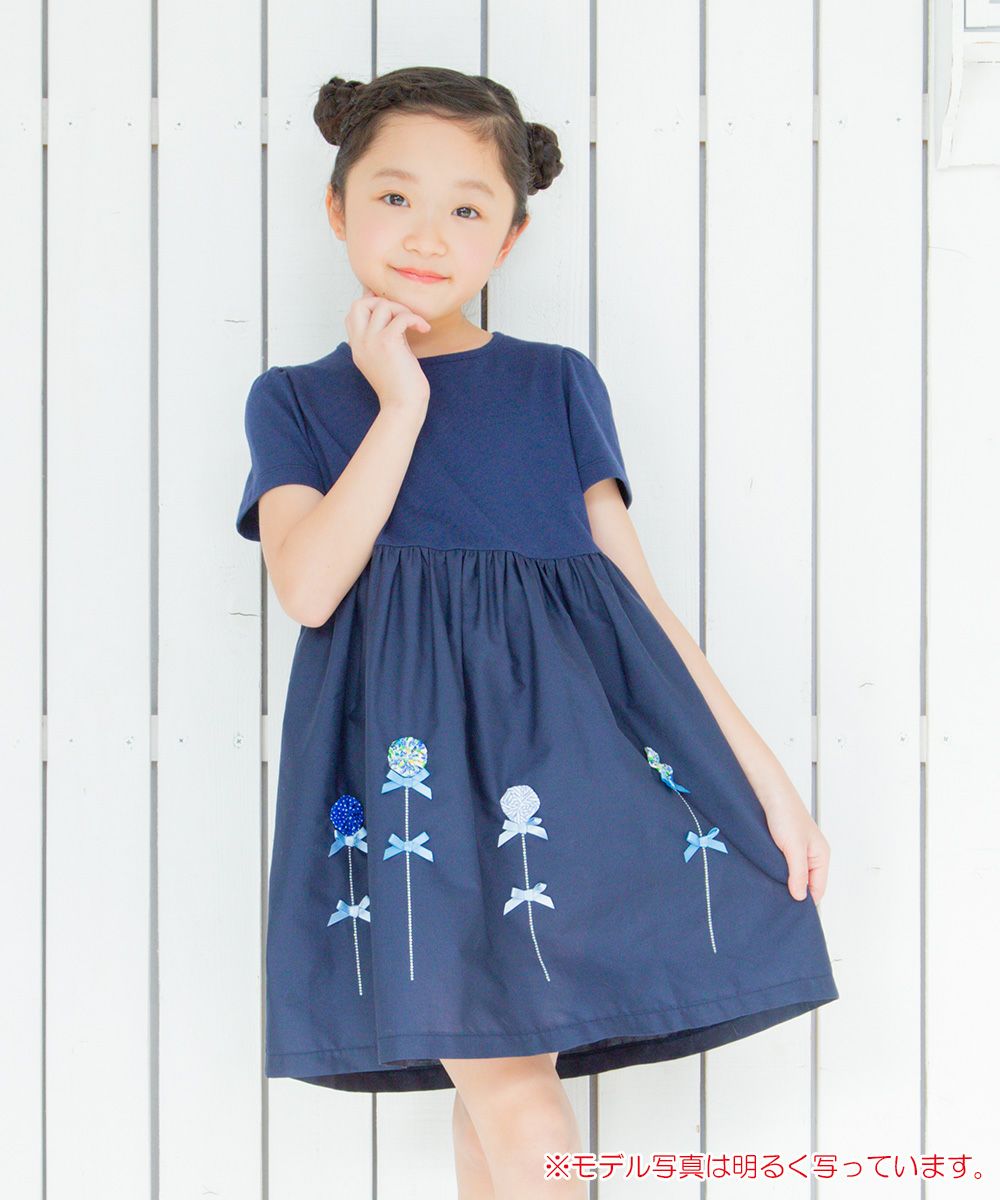 子供服 女の子 花モチーフ＆リボンつきワンピース ネイビー(06) モデル画像1
