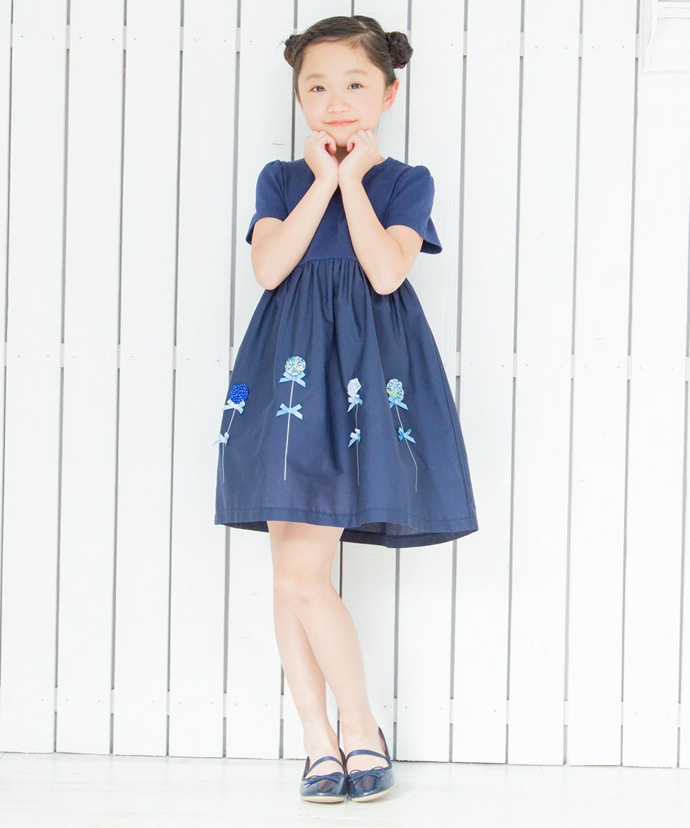 子供服 女の子 花モチーフ＆リボンつきワンピース ネイビー(06) モデル画像2