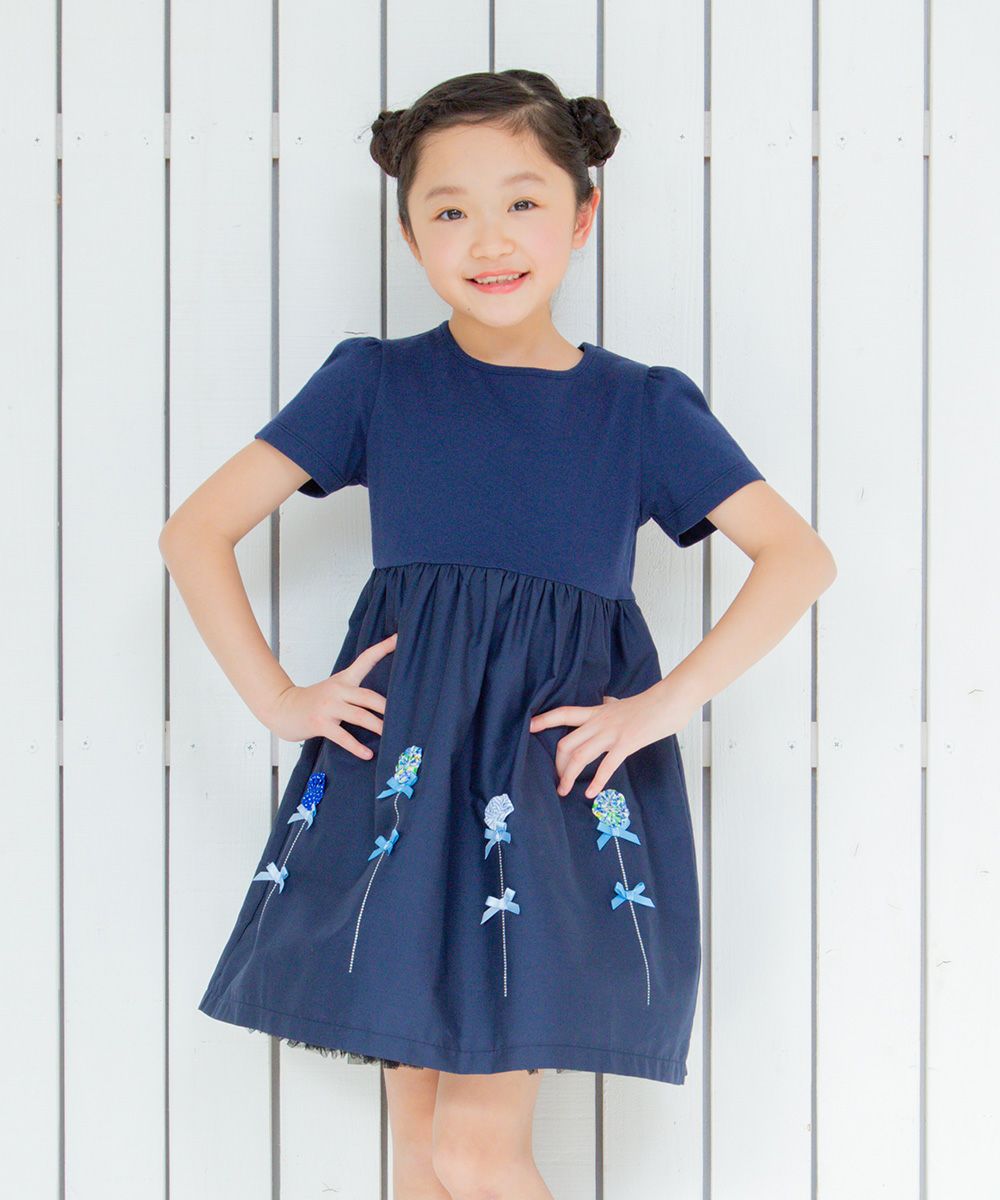 子供服 女の子 花モチーフ＆リボンつきワンピース ネイビー(06) モデル画像3