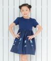 子供服 女の子 花モチーフ＆リボンつきワンピース ネイビー(06) モデル画像3