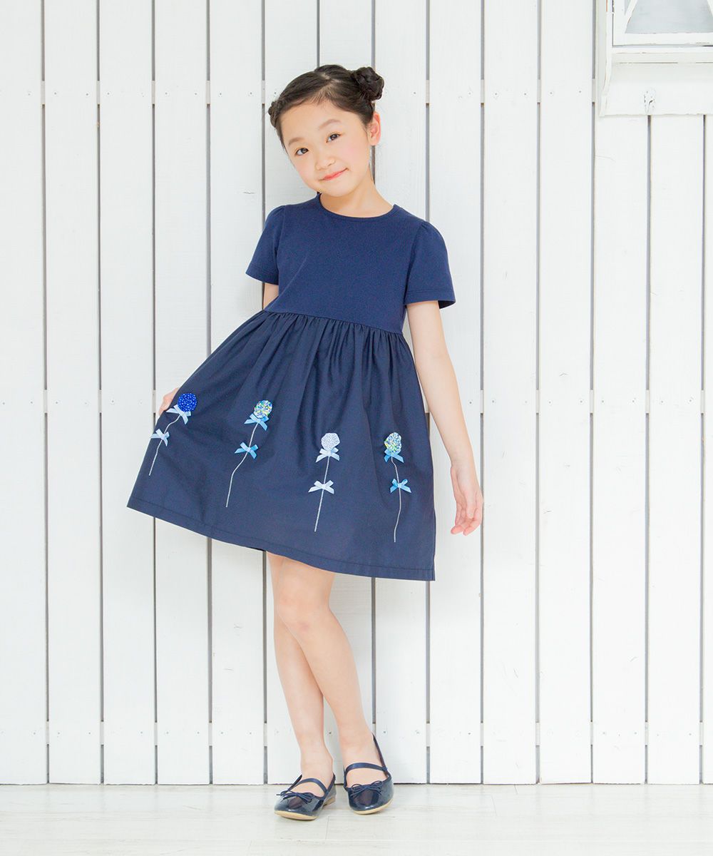 子供服 女の子 花モチーフ＆リボンつきワンピース ネイビー(06) モデル画像4