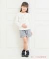 子供服 女の子 綿100％トゥシューズアップリケ付きTシャツ オフホワイト(11) モデル画像全身