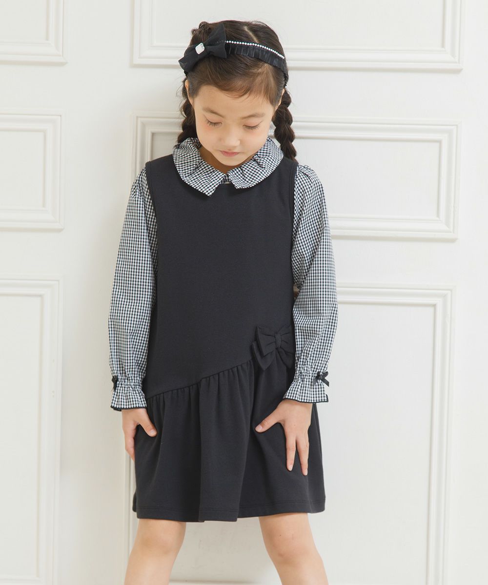 子供服 女の子 リボン付きギャザーワンピース ブラック(00) モデル画像4