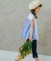 子供服 女の子 ストレッチツイル素材リボンつき７分丈パンツ ネイビー(06) モデル画像全身 カプリパンツ