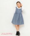 子供服 女の子 ダンガリーフリル&リボン付きギャザー ネイビー(06) モデル画像全身