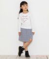 子供服 女の子 綿100％ロゴプリントTシャツ オフホワイト(11) モデル画像全身