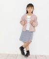 子供服 女の子 バックフリル＆ポケット付きノーカラージップアップジャケット ピンク(02) モデル画像全身