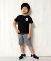 子供服 男の子 綿100％ロゴ＆ポケットマンモチーフ付きTシャツ ブラック(00) モデル画像全身