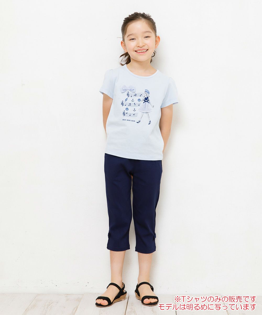 子供服 女の子 綿100％リボン付き音符＆女の子モチーフTシャツ ブルー(61) モデル画像全身