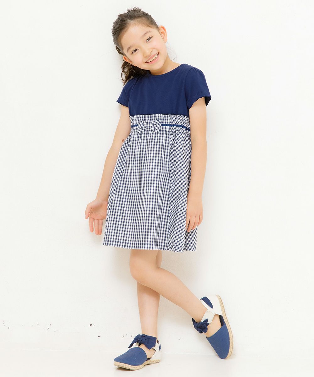 子供服 女の子 ギンガムチェック柄リボン付きギャザーワンピース ネイビー(06) モデル画像全身