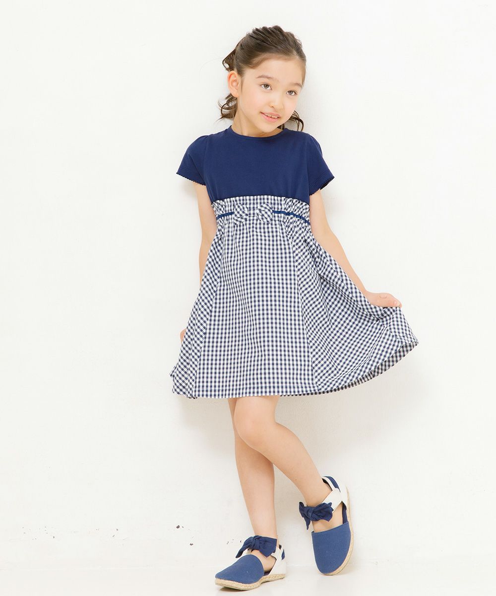 子供服 女の子 ギンガムチェック柄リボン付きギャザーワンピース ネイビー(06) モデル画像2