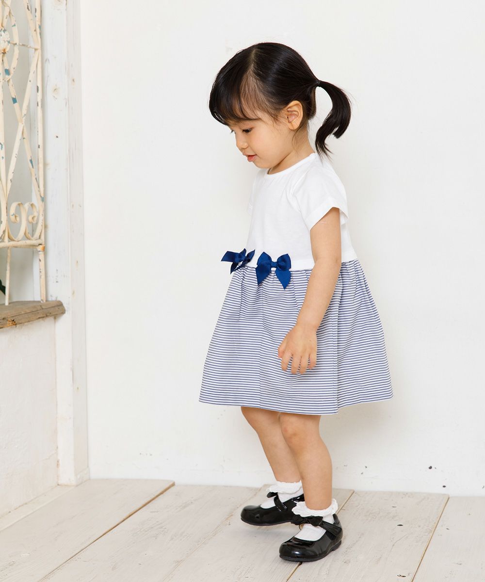ベビー服 男の子 ベビーサイズボーダー柄リボン＆裏地付きドッキングワンピース オフホワイト(11) モデル画像2