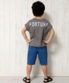 子供服 男の子 綿100％バックロゴプリントゆったりシルエットTシャツ チャコールグレー(93) モデル画像全身