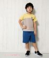 子供服 男の子 バイカラー切替えロゴワッペン付きTシャツ イエロー(04) モデル画像全身