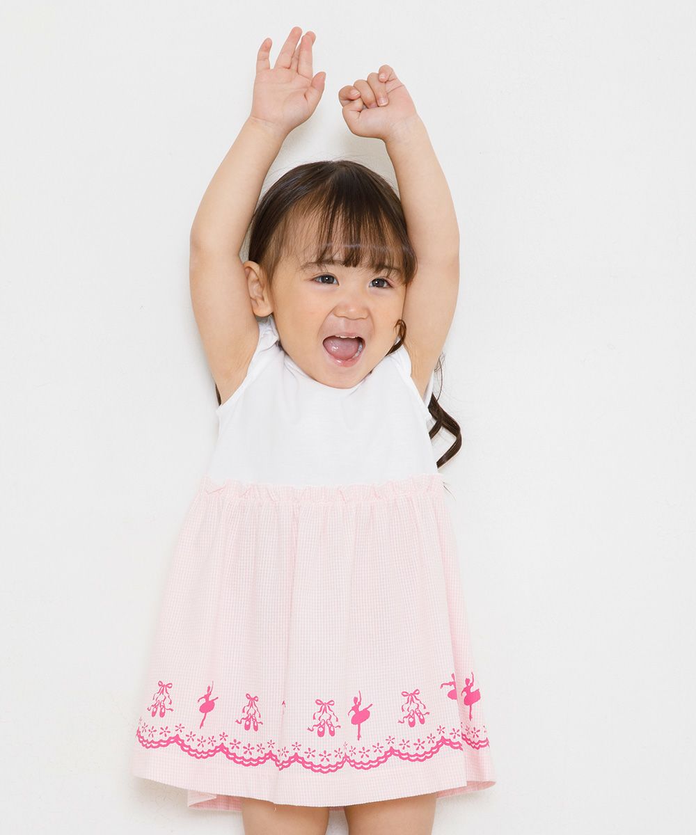 ベビー服 女の子 ベビーサイズギンガムチェックバレエプリントドッキングワンピース ピンク(02) モデル画像3