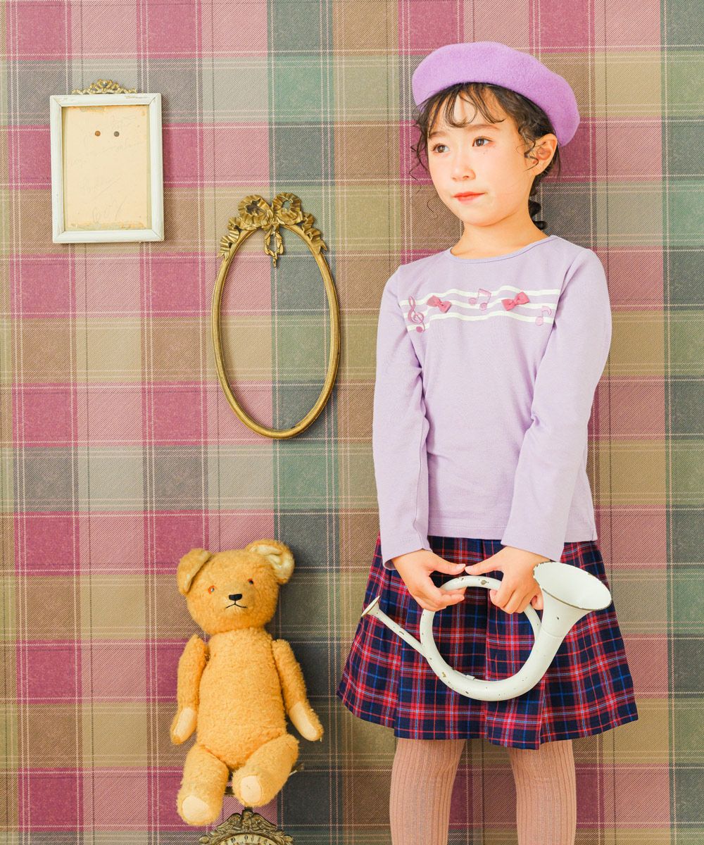子供服 女の子 綿100％音符刺繍＆リボン付きTシャツ パープル(91) モデル画像全身