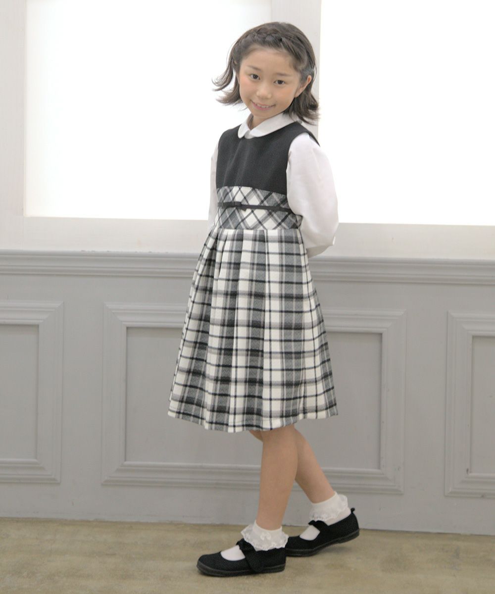子供服 女の子 日本製チェック柄リボン付きワンピース ホワイト×ブラック(10) モデル画像全身