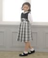 子供服 女の子 日本製チェック柄リボン付きワンピース ホワイト×ブラック(10) モデル画像全身