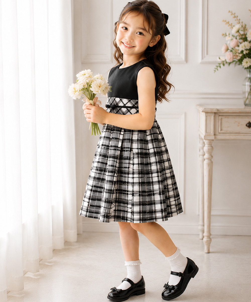 子供服 女の子 日本製チェック柄リボン付きワンピース ホワイト×ブラック(10) モデル画像全身