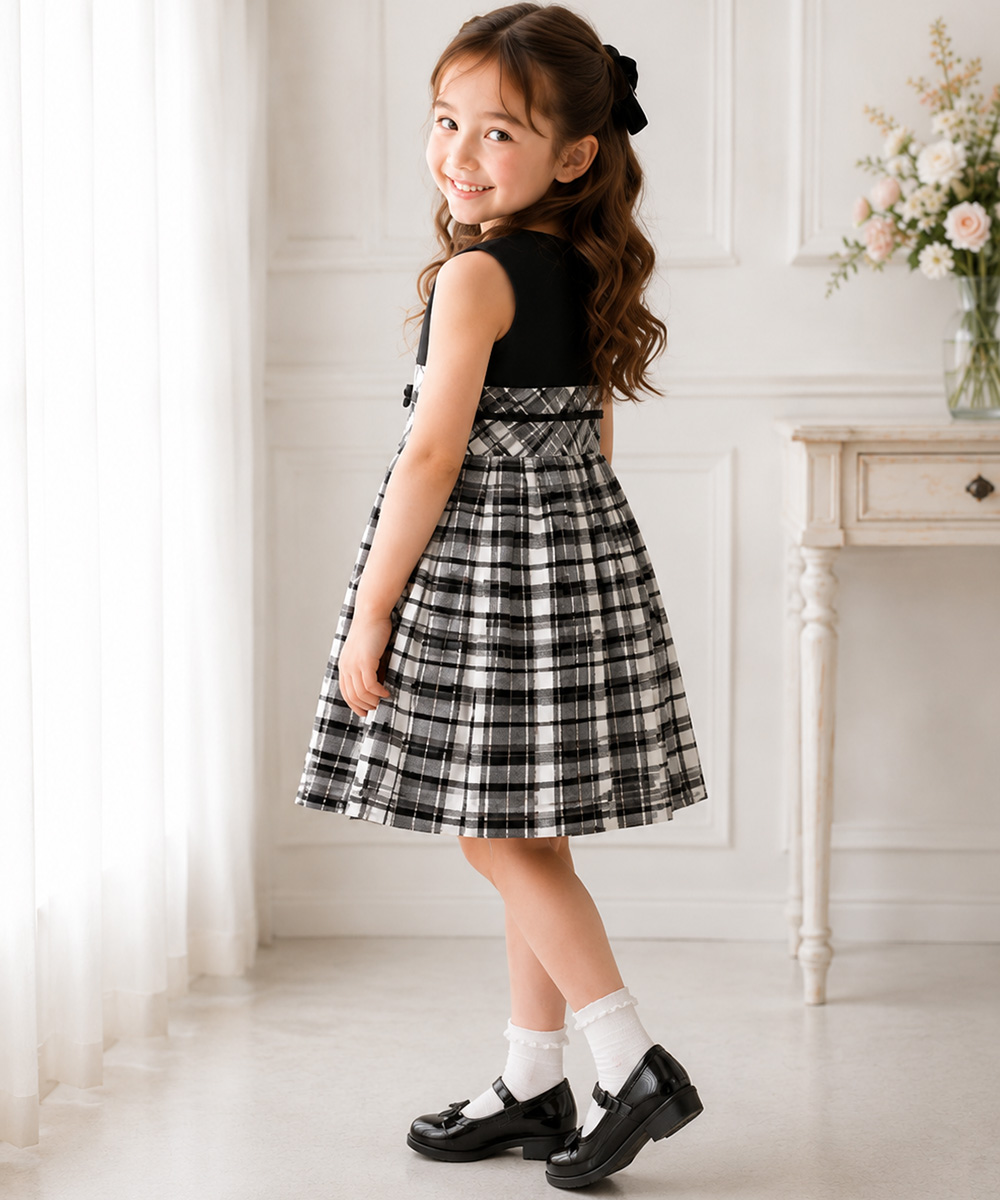 子供服 女の子 日本製チェック柄リボン付きワンピース ホワイト×ブラック(10) モデル画像2