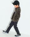 子供服 男の子 スーパーストレッチツイル素材ロゴ刺繍ロングパンツ チャコールグレー(93) モデル画像アップ
