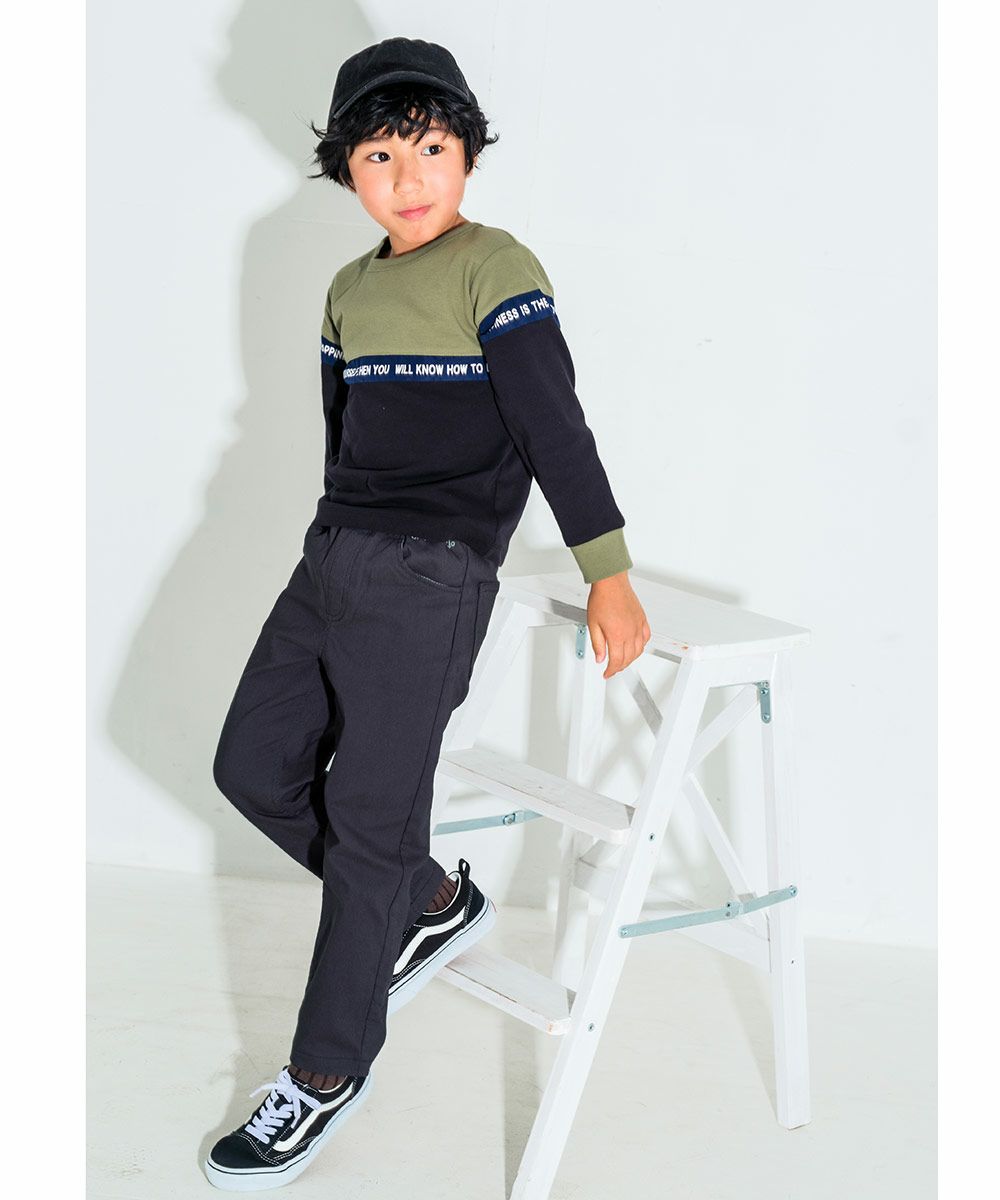 子供服 男の子 スーパーストレッチツイル素材ロゴ刺繍ロングパンツ チャコールグレー(93) モデル画像2