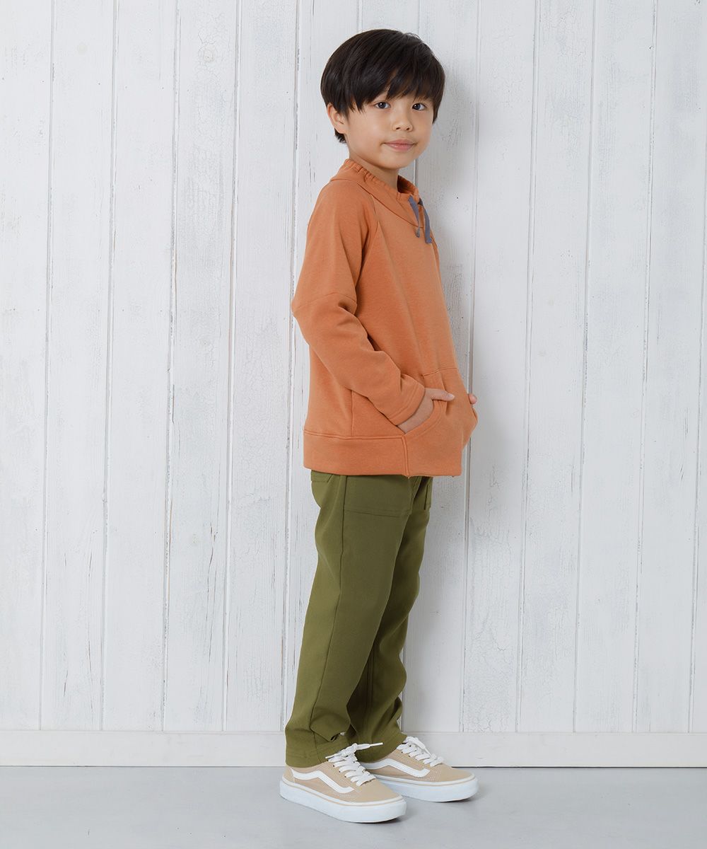 子供服 男の子 裏微起毛ストレッチツイルフルレングスベイカーパンツ カーキ(82) モデル画像全身