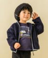 子供服 男の子 ロゴワッペンつきボアジップアップジャケット ネイビー(06) モデル画像全身