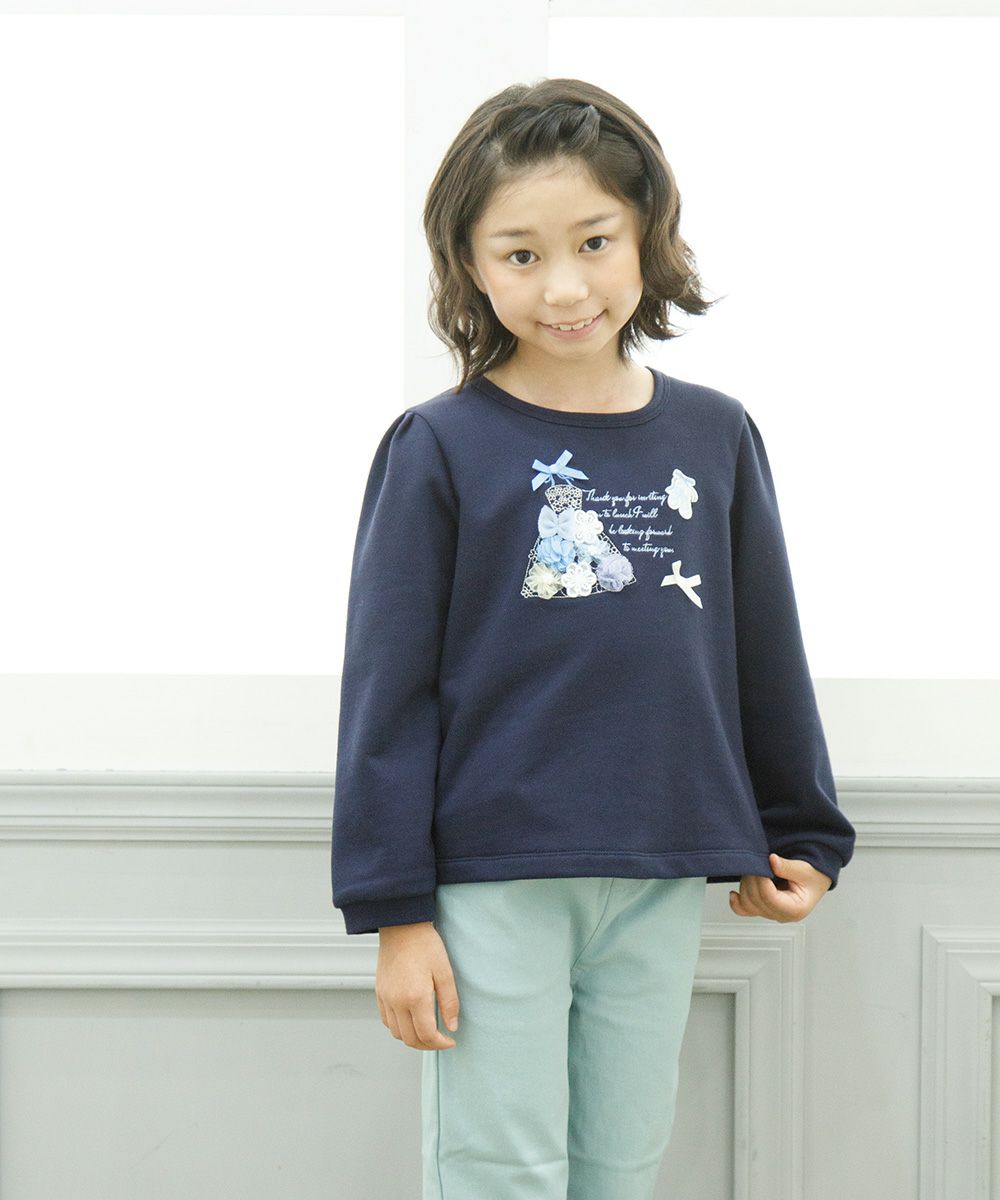 子供服 女の子 ドレス風刺繍＆お花モチーフ＆リボン付き裏毛トレーナー ネイビー(06) モデル画像1