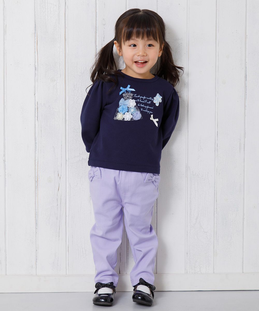 ベビー服 女の子 ベビーサイズドレス風刺繍＆お花モチーフ＆リボン付き裏毛トレーナー ネイビー(06) モデル画像全身