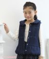 子供服 女の子 綿100％リボン＆フリルつき丸襟花柄裏地付き中綿ベスト ネイビー(06) モデル画像3