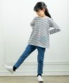 子供服 女の子 綿100％ボーダー柄ポシェットモチーフ付きTシャツ オフホワイト(11) モデル画像全身