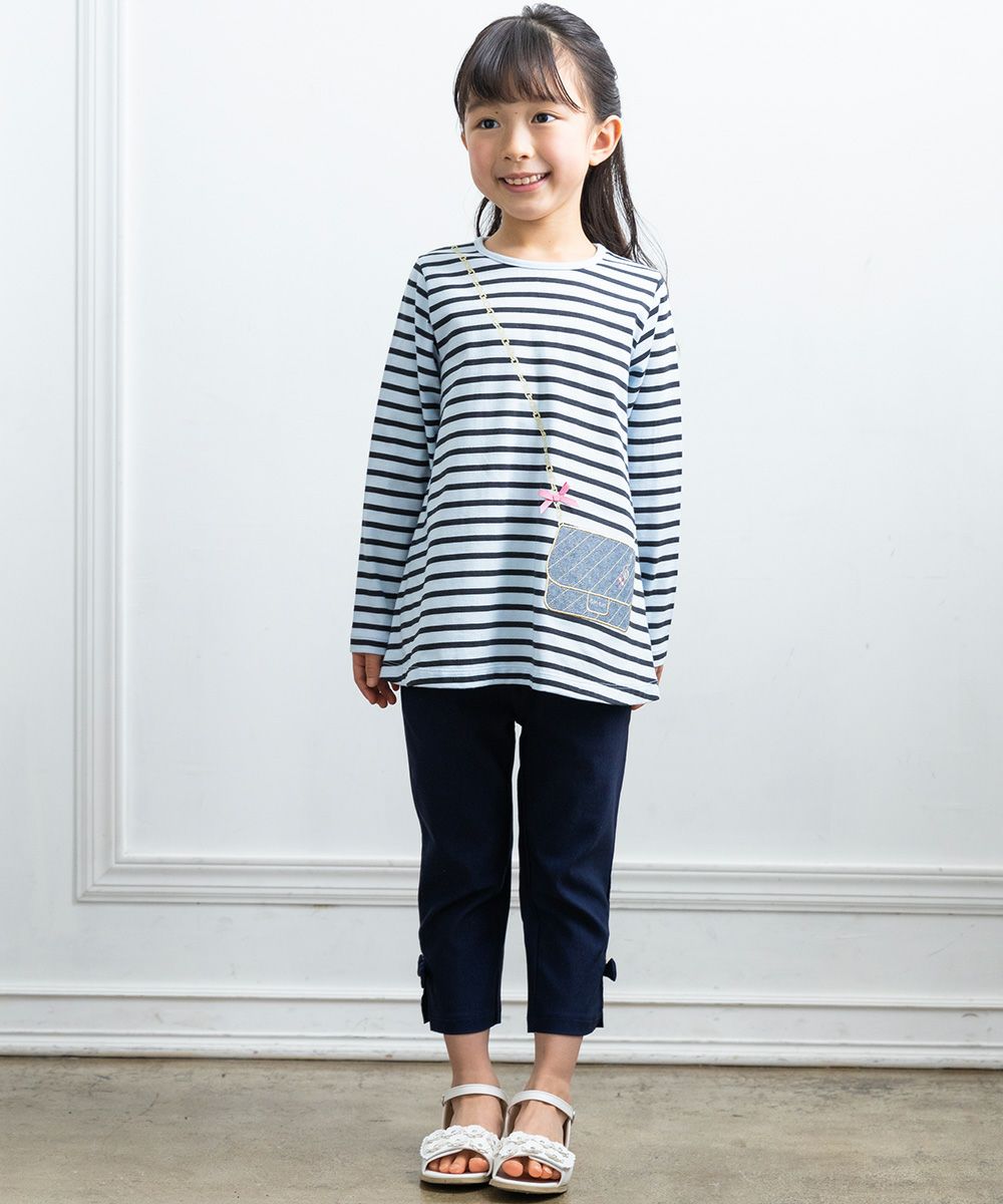 子供服 女の子 綿100％ボーダー柄ポシェットモチーフ付きTシャツ ブルー(61) モデル画像全身
