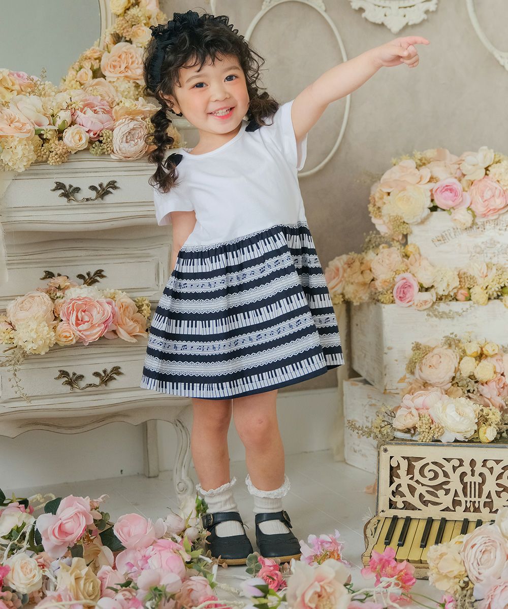 ベビー服 女の子 ベビーサイズ綿100％ピアノプリントワンピース ブラック(00) モデル画像全身